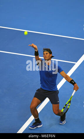 La Spagna di Rafael Nadal serve a Lucas Pouille della Francia al China Open Tennis Tournament a Pechino, Ottobre 2017 Foto Stock