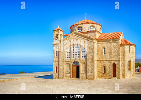 Chiesa di San Giorgio sul Mare Mediterraneo costa a Pegeia, un villaggio a Paphos, Cipro. Foto Stock