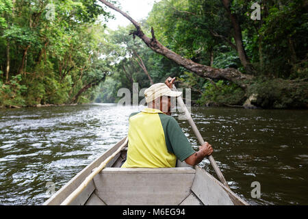 Il vecchio uomo barca a remi in barca di legno tradizionale sul fiume nella più antica foresta pluviale del mondo, Taman Negara, Malaysia Foto Stock
