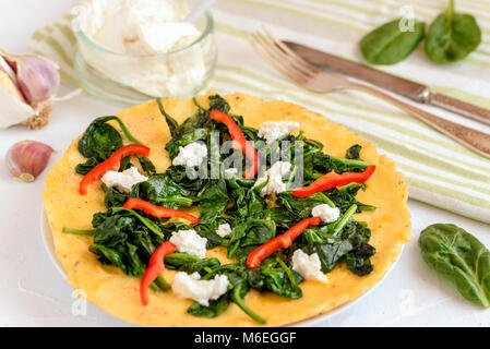 Frittata con spinaci, ricotta e pepe rosso. Foto Stock