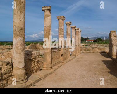 Scavare colonne doriche di casa di Teseo un enorme Villa romana in Nea Paphos Parco Archeologico di Kato Pafos Paphos Cipro del Sud Foto Stock