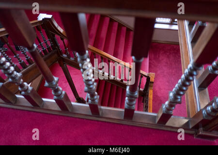 Victorian scale in legno con un luminoso tappeto rosso, Ramsgate. Foto Stock