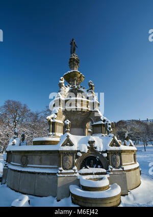 Stewart Memorial fontana ricoperta di neve su un soleggiato inverni giorno Foto Stock