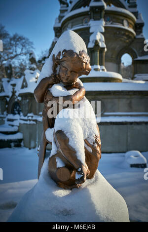 Golden coperta di neve cherubino a Stewart fontana commemorativa in Kelvingrove Park Glasgow Foto Stock