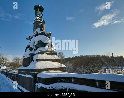 Coperta di neve statue sul modo Kelvin Bridge in una giornata di sole dopo la neve pesante Foto Stock