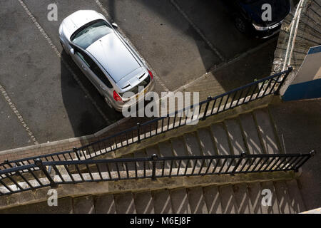 Vista guardando verso il basso dalla sommità della scalinata che si affaccia sul Porto di Ramsgate su un parcheggio accanto alla chiesa dei marinai. Foto Stock