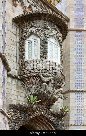 Progettazione di dettaglio e scultura di Newt (mitica creatura) sopra la porta di ingresso per la pena Palazzo Nazionale di Sintra (Palacio Nacional da Pena), Lisbo Foto Stock