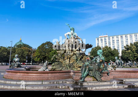 Fontana di Nettuno, uno dei più celebri fontane di Berlino, Germania. Situato su Alexanderplatz accanto alla chiesa di Santa Maria e a Berlino del Municipio Foto Stock