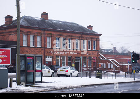 Lichfield city stazione ferroviaria dopo la nevicata durante l'inverno nel marzo 2018.Lichfield ,Staffordshire, Regno Unito. Foto Stock