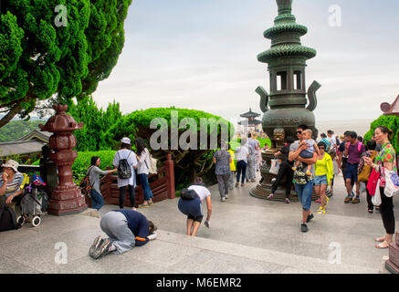 Luglio 19, 2015. Putuoshan, Cina. Cinese e tibetian buddisti pregano e la visita di un tempio buddista vicino al mare sull'isola di Putuoshan Cina Foto Stock