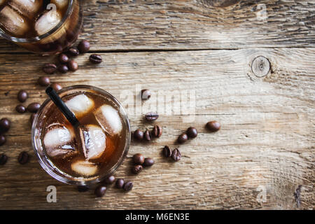 Nero Cocktail russo con la vodka e il liquore al caffè. In casa Boozy alcolica nero russo bere con i chicchi di caffè su sfondo di legno. Foto Stock