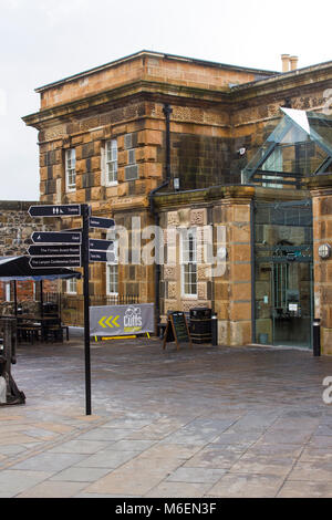 Uno sguardo dietro le mura della prigione nel cortile della prigione del vecchio Crumlin Road Gaol a Belfast Irlanda del Nord con la sua imponente architettura vittoriana Foto Stock