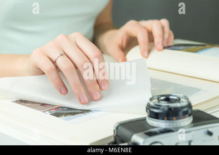 Giovane donna sposata o impegnata persona guarda album di nozze Foto Stock