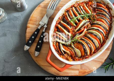Ratatouille - tradizionale francese provenzale piatto di verdure cotte nel forno. La dieta vegetariana cibo vegan - Ratatouille casseruola. Foto Stock