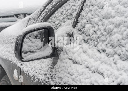 Coperta di neve specchietto laterale durante il 2018 Bestia da est vortice polare condizioni della neve che ha causato problemi molto diffuso per pendolari e viaggi. Foto Stock