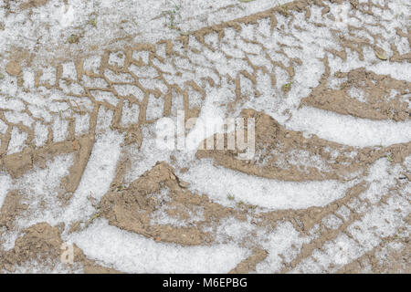 Il pneumatico del trattore segna infilled con neve durante il 2018 'Bestia da est' cold snap. Foto Stock