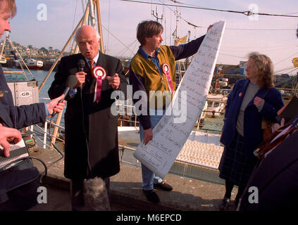 Referendum Party. Elezione del Regno Unito 1997 Sir James Goldsmith di campagna elettorale in Penzance, Cornwall. FAST FILM UTILIZZATO IN MODO possono mostrare il grano. Foto Stock