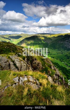 La luce del sole sulla valle Hartsop Foto Stock