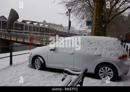 Un auto coperti di neve con la scrittura su windows 'snow scherzo', nel centro città di Bristol, nella neve da tempesta Emma Foto Stock