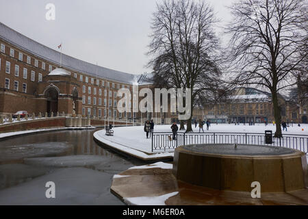 Vista laterale del Bristol City edificio del Consiglio su College Green, Bristol, in neve da tempesta Emma Foto Stock