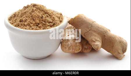 Lo zenzero con polvere essiccata su sfondo bianco Foto Stock