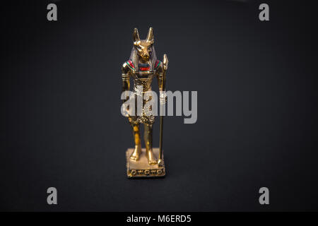 Anubi (dio egiziano della morte) - Golden Statue - Sfondo nero. Foto Stock