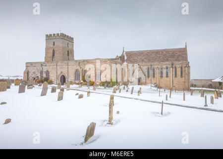 St Aidens Chiesa, Bamburgh Northumberland in inverno con la neve Foto Stock