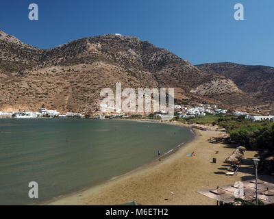 Spiaggia di Kamares nella città portuale sulla isola di Sifnos Grecia CICLADI Foto Stock