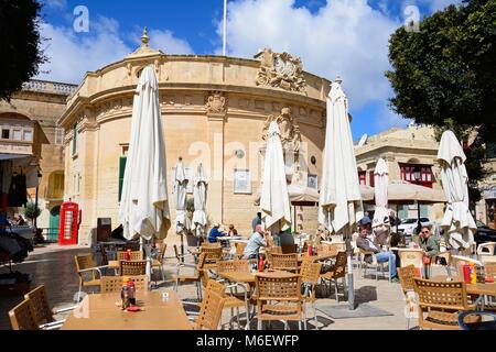 Caffetterie in Piazza Indipendenza con l'ufficio del consiglio per la parte posteriore, Victoria (Rabat), Gozo, Malta, l'Europa. Foto Stock