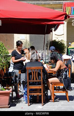 Le persone in un momento di relax a caffetterie in Piazza Indipendenza, Victoria (Rabat), Gozo, Malta, l'Europa. Foto Stock