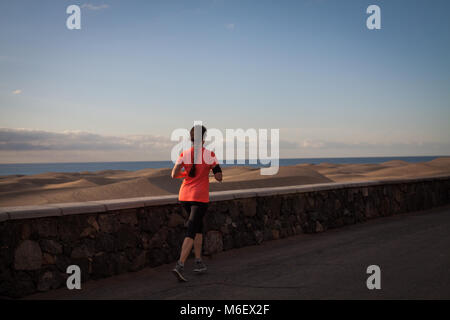 Esecuzione di donna sul lungomare a Maspalomas, Gran Canaria Island. Foto Stock