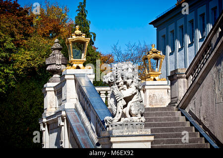 Monaco di Baviera, Germania - Golden lanterne e scolpito un leone, simbolo della Baviera, decorare lo scalone barocco del palazzo di Nymphemburg, estate residenc Foto Stock