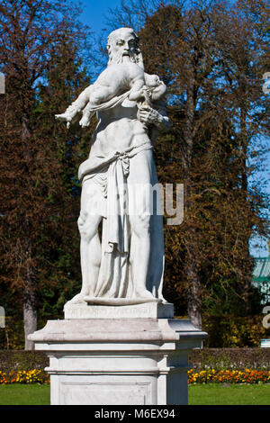 Monaco di Baviera, Germania - Nymphemburg palace parco: statua mitologica del dio greco Saturno mangiare il suo figlio da scultore italiano Giovanni Marchiori, anno 1765 Foto Stock