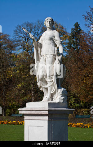 Monaco di Baviera, Germania - Nymphemburg palace gardens: statua mitologica della dea greca Juno, da Dominik Auliczek, XVIII secolo Foto Stock