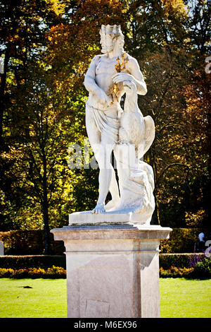 Monaco di Baviera, Germania - Nymphemburg palace gardens: statua mitologica del dio greco Giove, da Dominik Auliczek, XVIII secolo Foto Stock