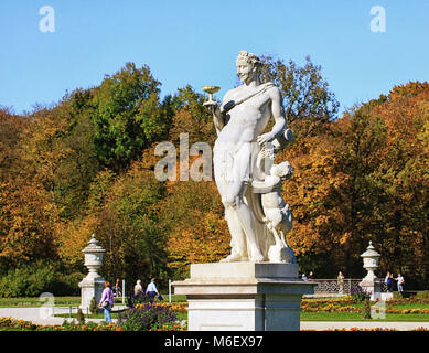 Monaco di Baviera, Germania - 16 Ottobre 2017 - Nymphemburg nei giardini del palazzo di Monaco di Baviera: statua mitologica romana di dio del vino, Bacco, da Roman Anton Boos, sì Foto Stock