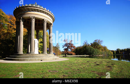 Monaco di Baviera, Germania - 16 Ottobre 2017 - Il tempio neoclassico di Apollo nel castello di Nymphenburg Palace Gardens a Monaco di Baviera, in una bella giornata di sole di autu Foto Stock