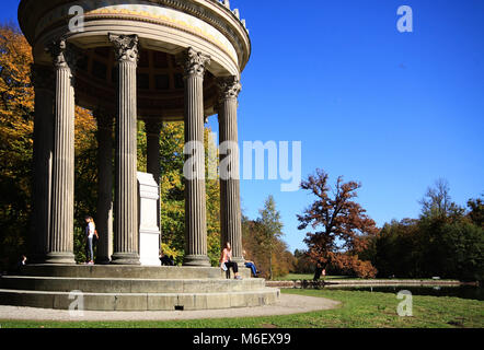 Monaco di Baviera, Germania - 16 Ottobre 2017 - Il tempio neoclassico di Apollo costruito nel 1865 nel castello di Nymphenburg Palace Gardens a Monaco di Baviera, vista romantica in un Foto Stock