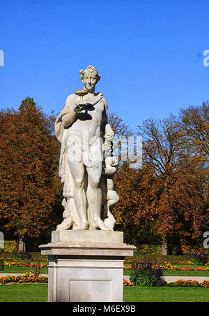 Monaco di Baviera, Germania - Nymphemburg palace gardens: mitologici statua del dio romano del vino Bacco con il satiro e calice, da Roman Anton Boos, anno 1782 Foto Stock