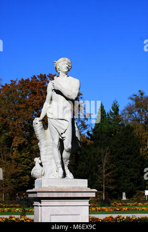 Monaco di Baviera, Germania - Nymphemburg palace gardens: mitologici statua del dio romano Mercurio , da Roman Anton Boos, anno 1778 Foto Stock