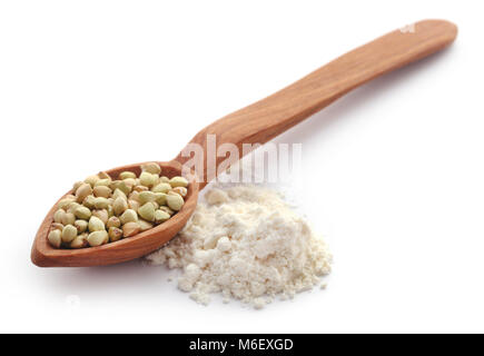 Il grano saraceno con la farina su sfondo bianco Foto Stock