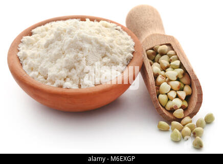 Il grano saraceno con la farina su sfondo bianco Foto Stock