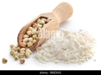 Il grano saraceno con la farina su sfondo bianco Foto Stock