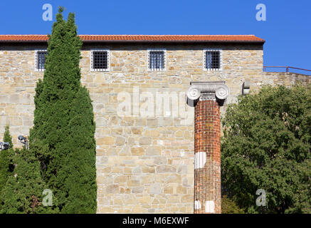 Veduta del castello di San Giusto e una colonna del foro romano rimane a Trieste, Italia Foto Stock