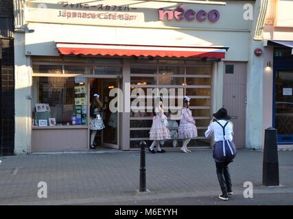 Ragazze giapponesi in rosa frilly abiti pongono al di fuori del giapponese necco cafe exmouth market clerkenwell LONDON REGNO UNITO Foto Stock