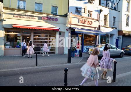 Ragazze giapponesi in rosa frilly abiti pongono al di fuori del giapponese necco cafe exmouth market clerkenwell LONDON REGNO UNITO Foto Stock