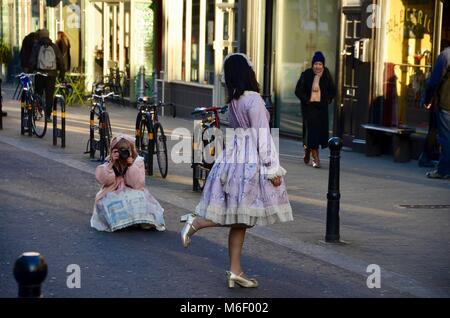 Ragazze giapponesi in rosa frilly abiti pongono al di fuori del giapponese necco cafe exmouth market clerkenwell LONDON REGNO UNITO Foto Stock