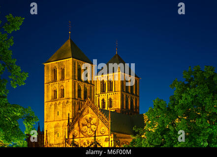 Vista serale della famosa cattedrale di San Paolo Cattedrale di Muenster, Germania. Foto Stock