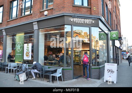 Un veggie pret store cafe a Exmouth market clerkenwell nel nord di Londra Gran Bretagna Foto Stock