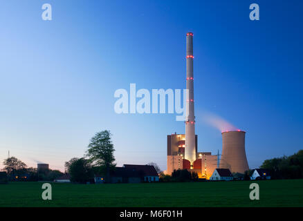 Abitazioni nella parte anteriore di una centrale elettrica a carbone in Germania. Foto Stock